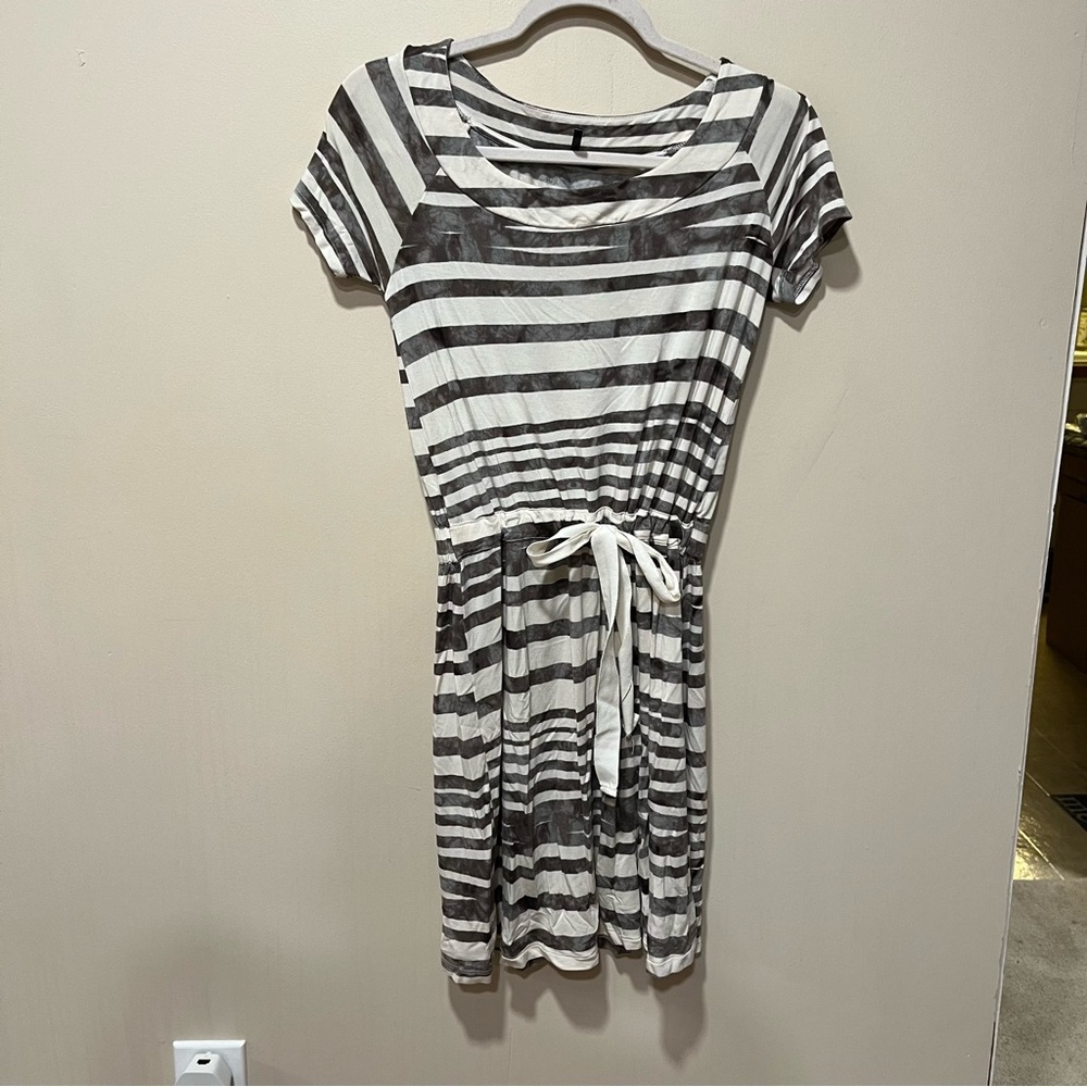 Daisy Fuentes striped soft dress